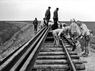 Inmates laying track on the Weimar – Buchenwald line in spring 1943. Photo: Central Construction Management of the Armed SS. Photo: Thüringisches Hauptstaatsarchiv Weimar